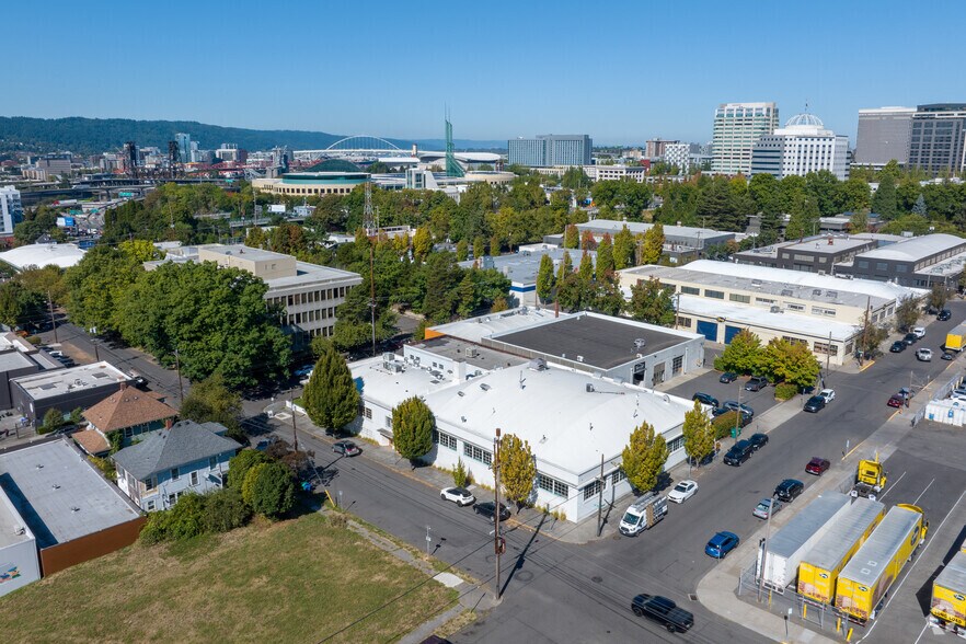 More Photos Of 911-915 NE Davis St, Portland Flex For Lease