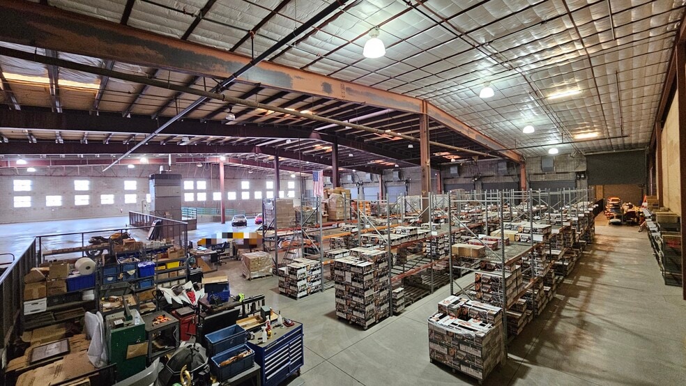 More Photos Of 254 W Broadway Rd, Mesa Distribution For Lease