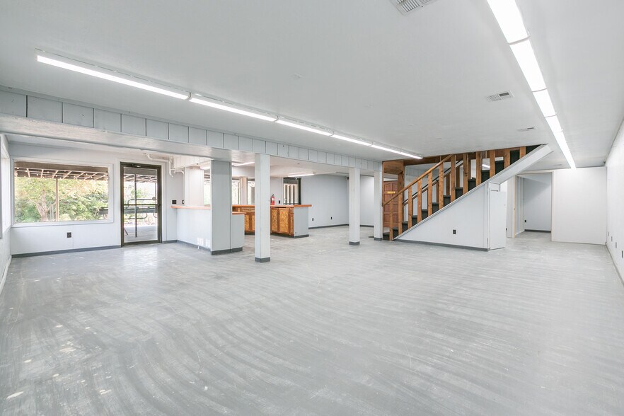 More Photos Of 1116 W Highway 76, Branson General Retail For Lease