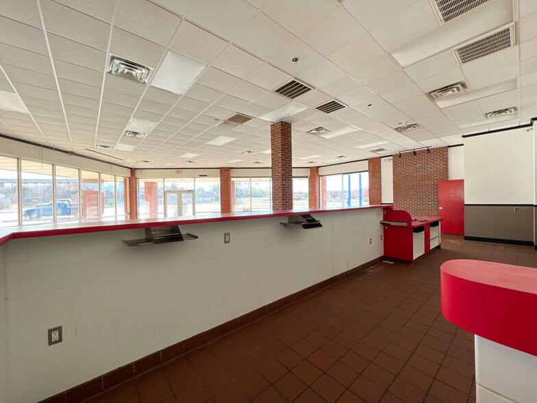 More Photos Of 5959 NW Expressway St, Oklahoma City Freestanding For Lease