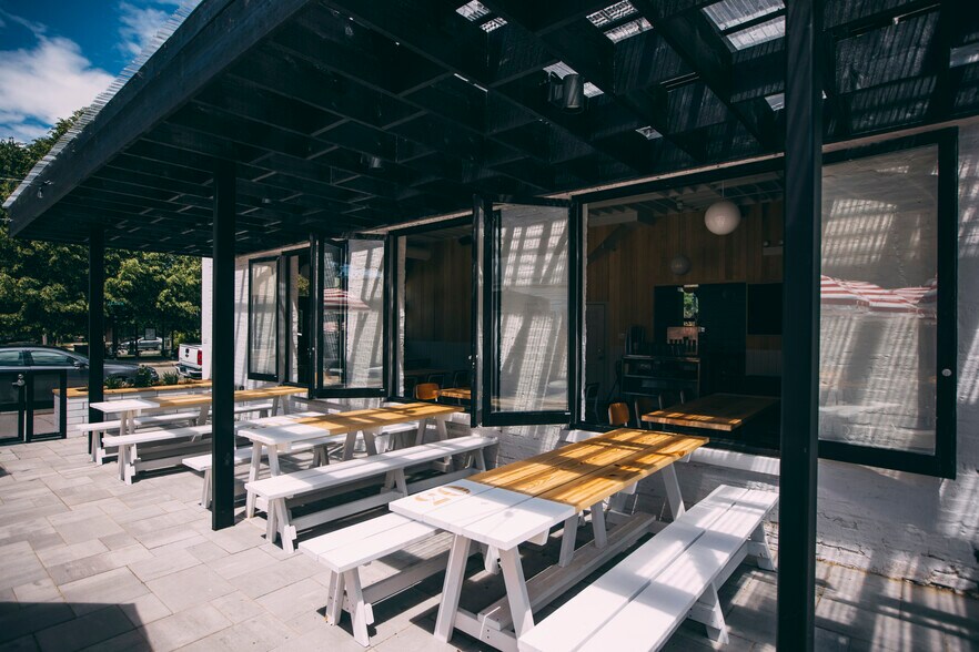 More Photos Of 5721 N Clark St, Chicago Storefront Retail Residential For Lease