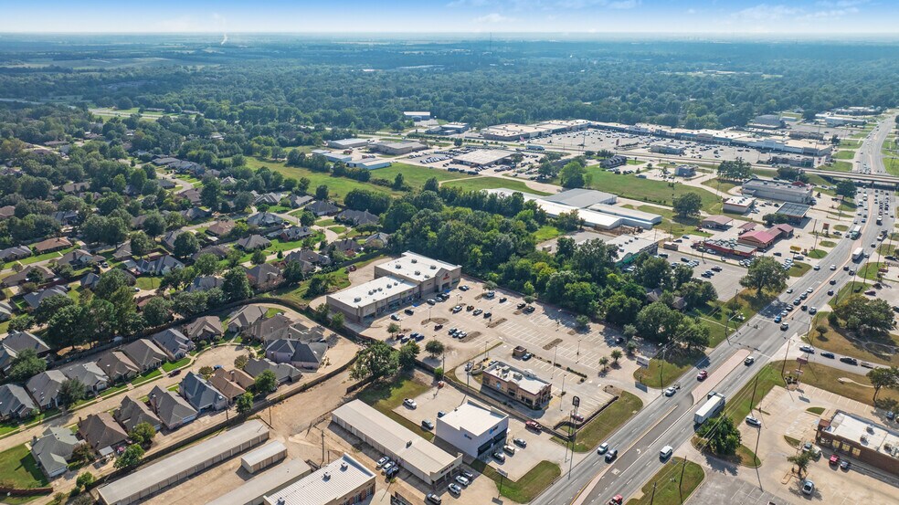 More Photos Of 3900 Lamar Ave, Paris Unknown For Lease