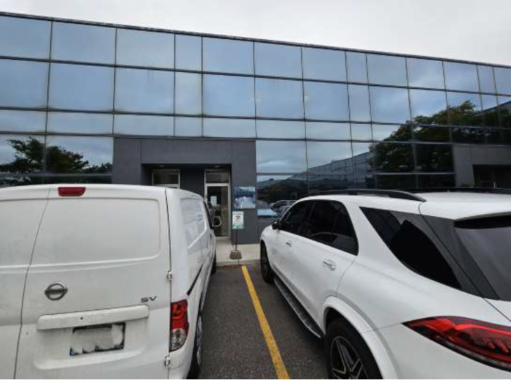 More Photos Of 2355 Derry Rd E, Mississauga Office For Sale