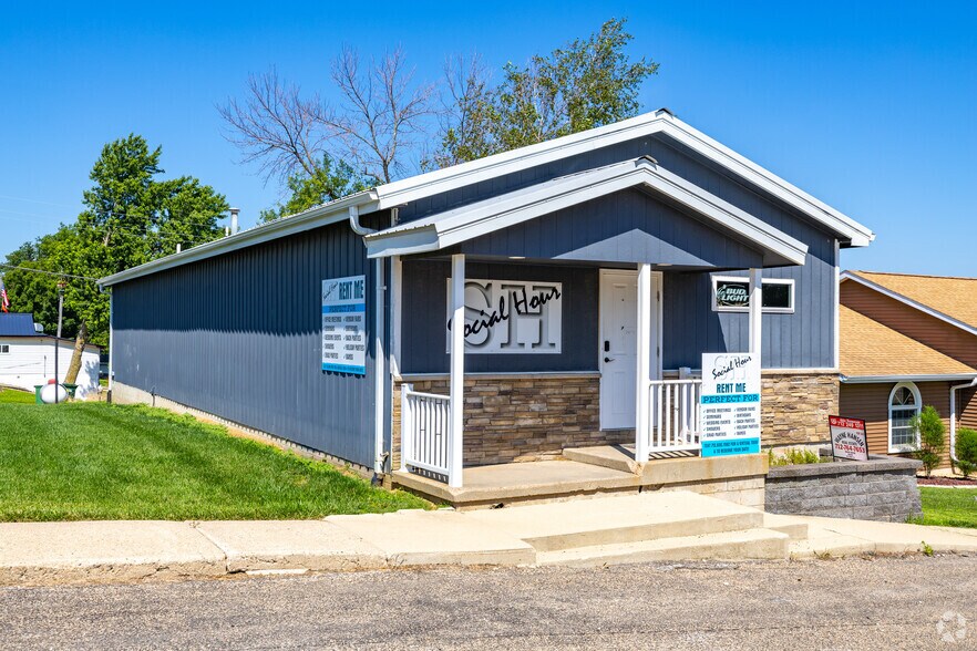 More Photos Of 124 S 4th Ave, Dedham Bar For Sale