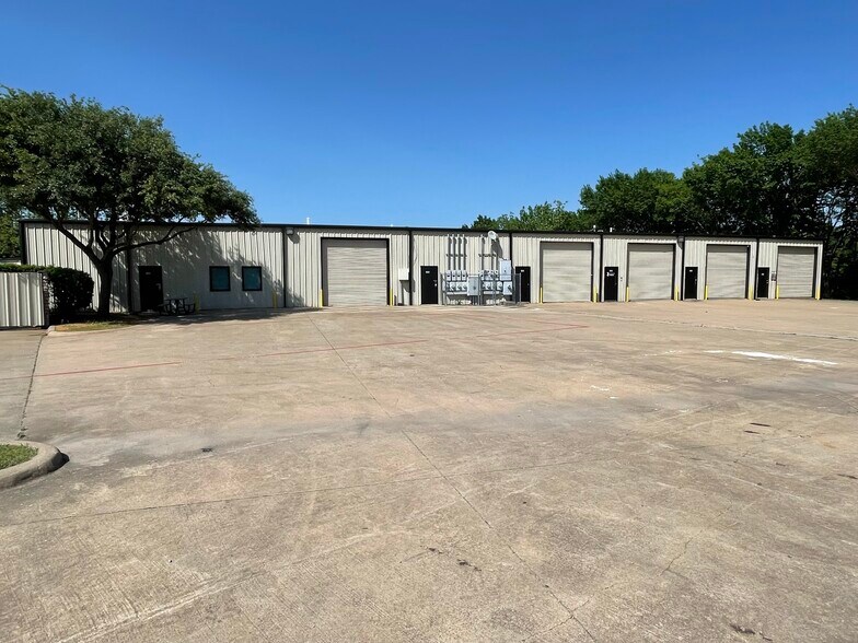 More Photos Of 194 Industrial Blvd, McKinney Showroom For Lease