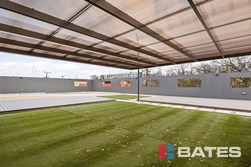 More Photos Of 131 Yorktown St, Dallas Showroom For Sale