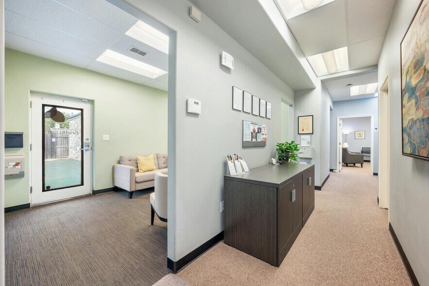 More Photos Of 2413-2415 Greenlawn Pky, Austin Office For Sale