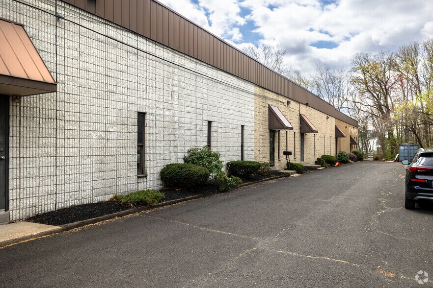 More Photos Of 3901 Nebraska St, Levittown Warehouse For Lease