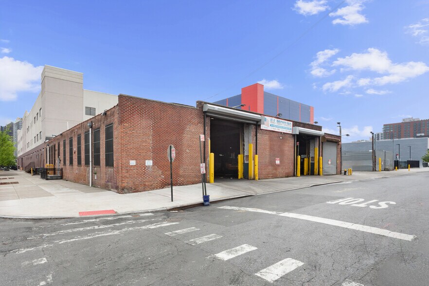 Primary Photo Of 141 6th St, Brooklyn Warehouse For Lease