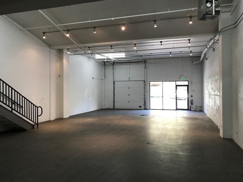 More Photos Of 910 Nottingham Rd, Avon Flex For Lease