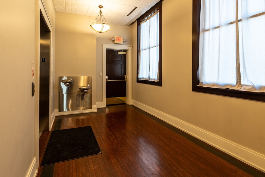 More Photos Of 1329 Walnut St, Murphysboro Office For Sale