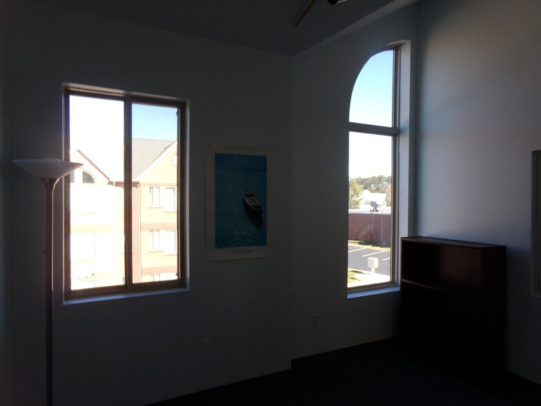 More Photos Of 22648 Glenn Dr, Sterling Office For Lease