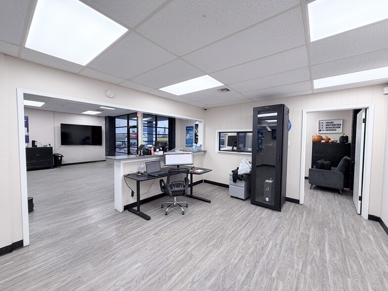 More Photos Of 5715 Kenwick St, San Antonio Warehouse For Lease