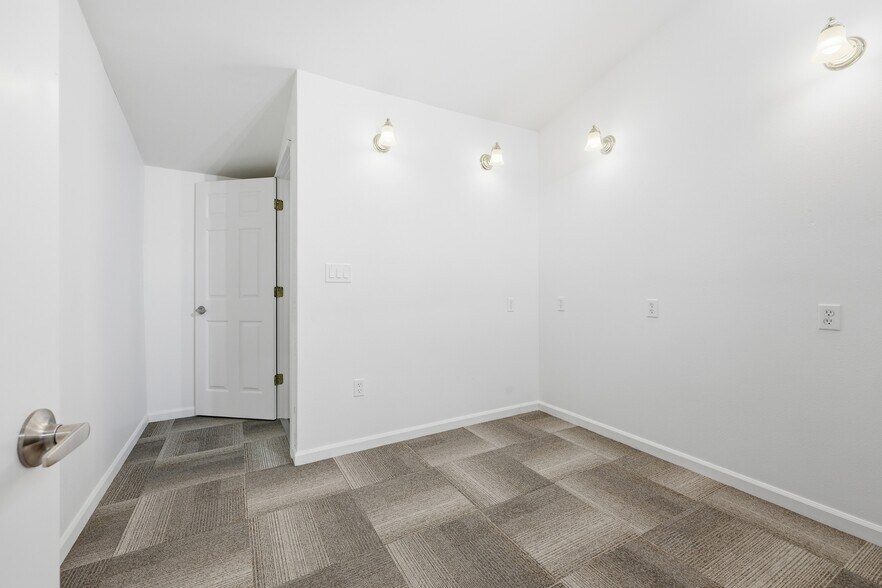 More Photos Of 941 SW Alder St, Dundee Warehouse For Lease