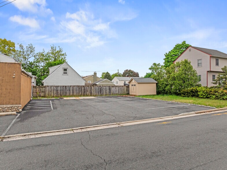 More Photos Of 136 Stelton Rd, Piscataway Freestanding For Sale