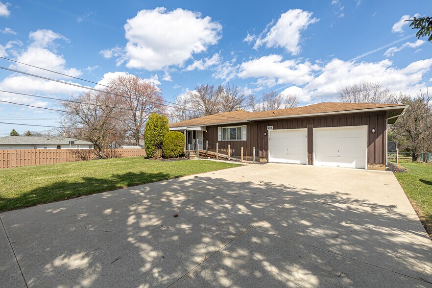 More Photos Of 7997 Wesley Dr, Strongsville Apartments For Sale