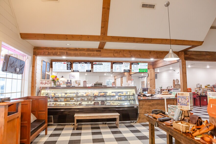 More Photos Of 2015 N Missouri St, Macon Restaurant For Sale