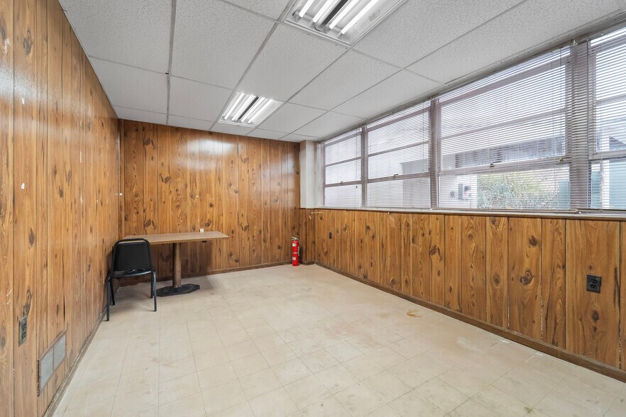 More Photos Of 209 W Main St, Linn Warehouse For Sale