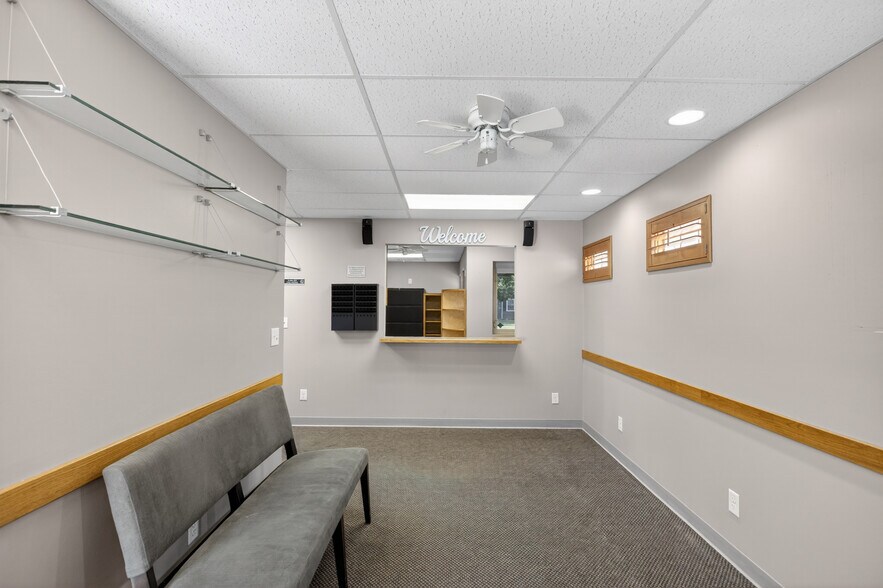 More Photos Of 133 N Glendale St, Wichita Office For Sale
