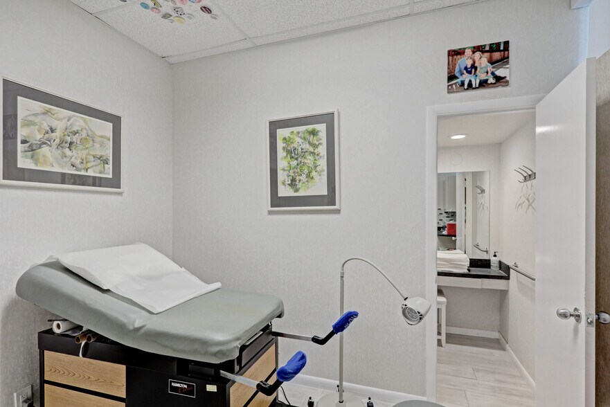 More Photos Of 3537 Forest Hill Blvd, West Palm Beach Medical For Lease