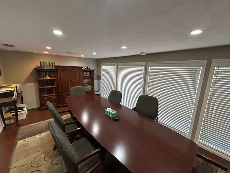 More Photos Of 223 Lithia Pinecrest Rd, Brandon Office For Sale