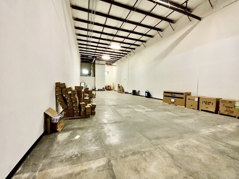 More Photos Of 7075 Kingspointe Pky, Orlando Showroom For Lease