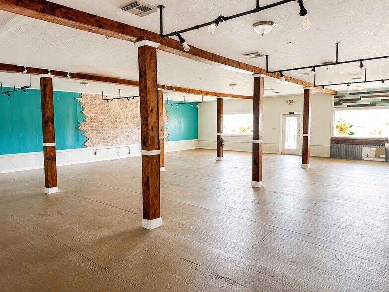More Photos Of 1255 W Highway 6, Alvin Freestanding For Sale