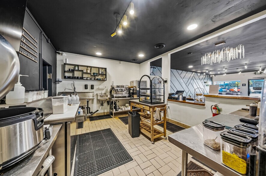 More Photos Of 239 SE G St, Grants Pass General Retail For Sale