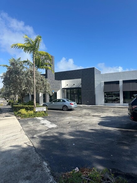 More Photos Of 9775 S Dixie Hwy, Miami Freestanding For Lease