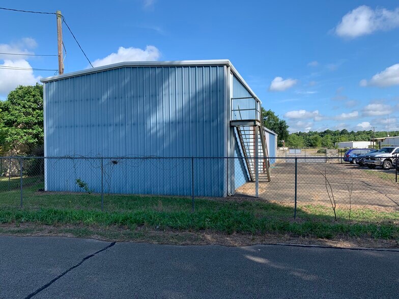 More Photos Of 5424 W Oak St, Palestine Showroom For Lease