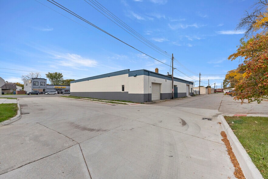 More Photos Of 1056-1060 Southfield Rd, Lincoln Park Freestanding For Lease
