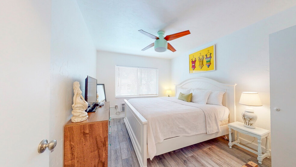 More Photos Of 10200 Gulf Blvd, Treasure Island Hotel For Sale