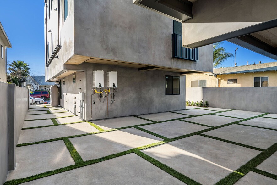 More Photos Of 2204 Carmona Ave, Los Angeles Apartments For Sale