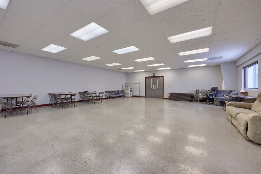 More Photos Of 220 Orlan Rd, New Holland Showroom For Sale