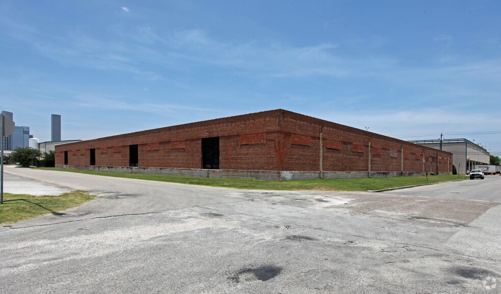 More Photos Of 2910 McKinney St, Houston Warehouse For Lease