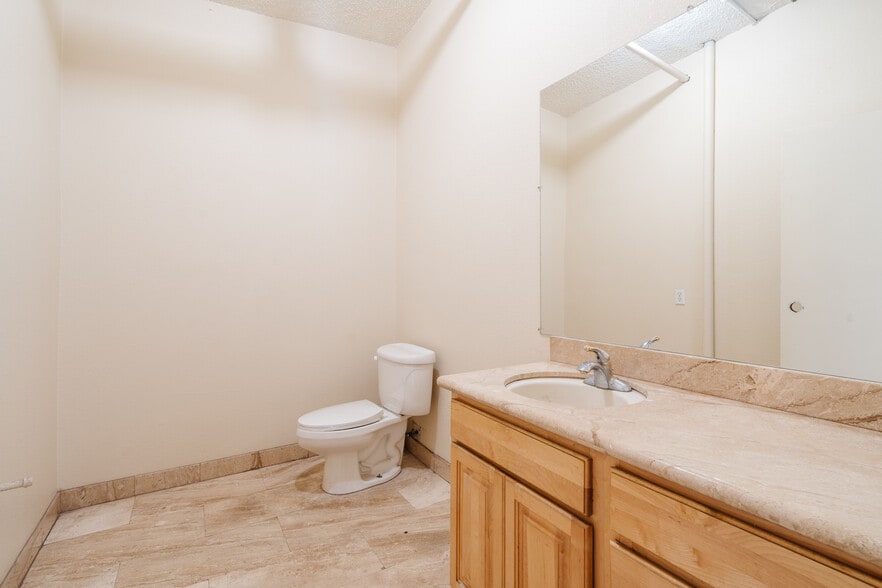 More Photos Of 8647 San Fernando Rd, Sun Valley Warehouse For Lease