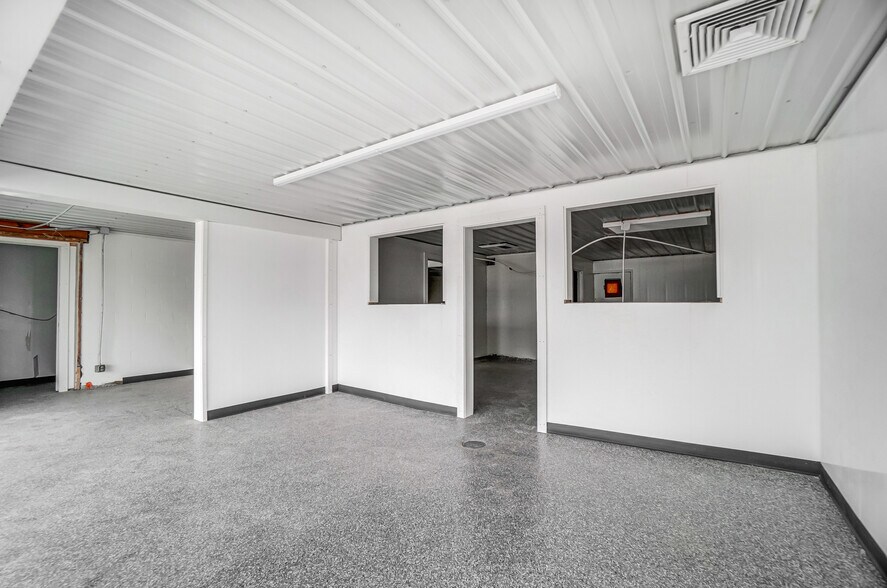 More Photos Of 994 E Market St, Celina Freestanding For Sale