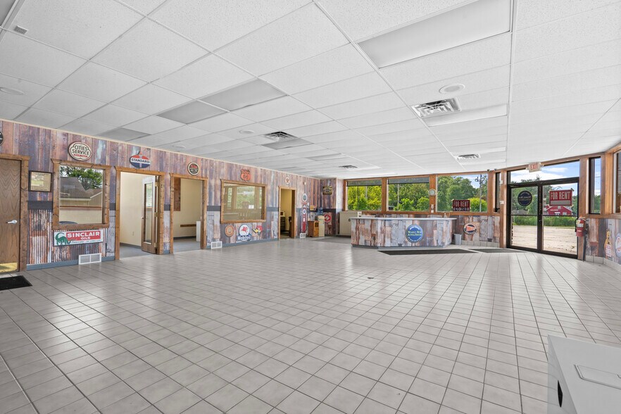 More Photos Of W7293 US Highway 10 114, Menasha Auto Dealership For Sale