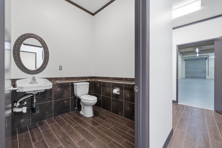 More Photos Of 42207 6th St W, Lancaster Warehouse For Lease