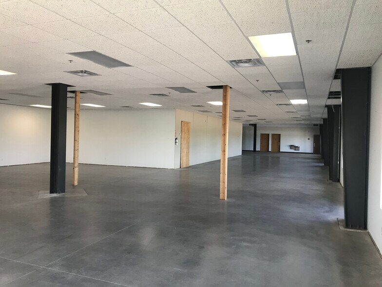 More Photos Of 209 County Road 156, Albany Showroom For Sale
