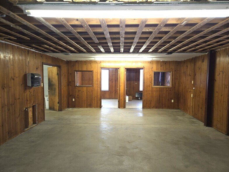 More Photos Of 1209 Bessemer Ave, Llano Light Distribution For Sale