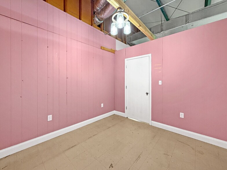 More Photos Of 200-240 McFarland Blvd, Northport General Retail For Lease