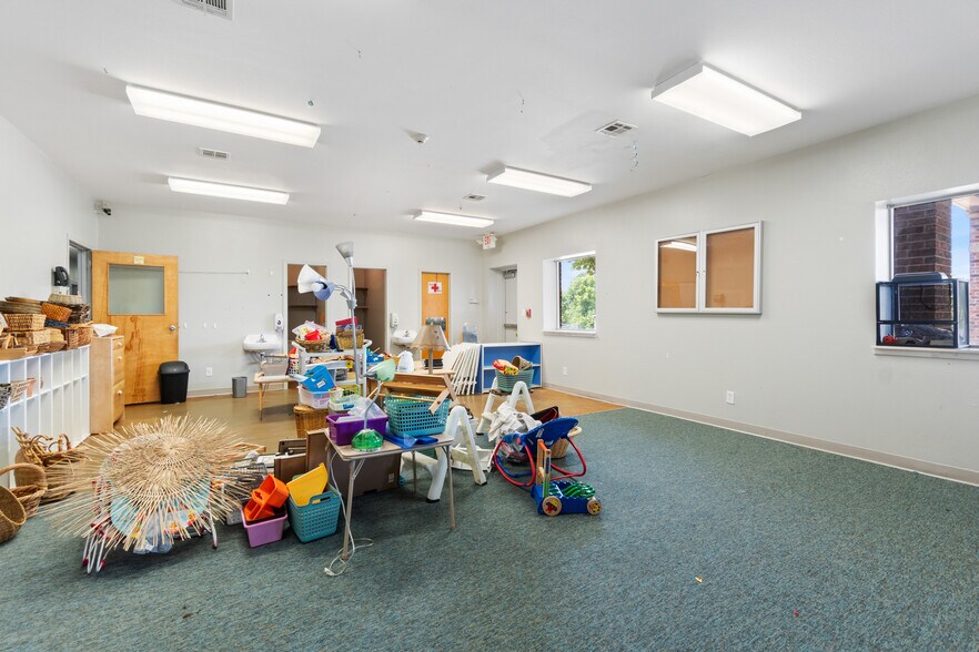 More Photos Of 185 Rebecca St, Gentry Office For Lease