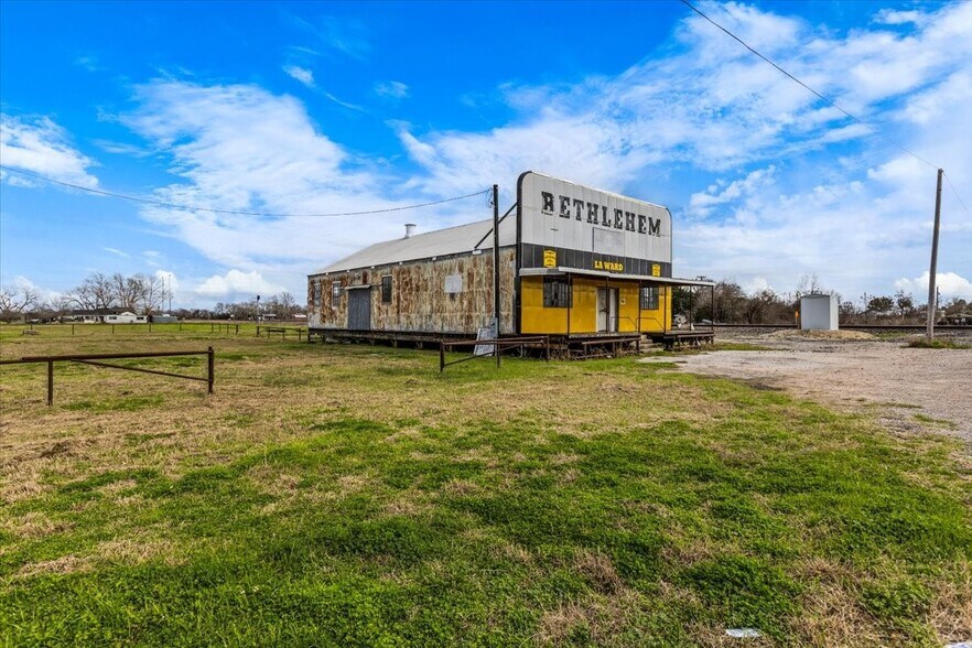 More Photos Of 13109 TX-172 Hwy, La Ward Department Store For Sale