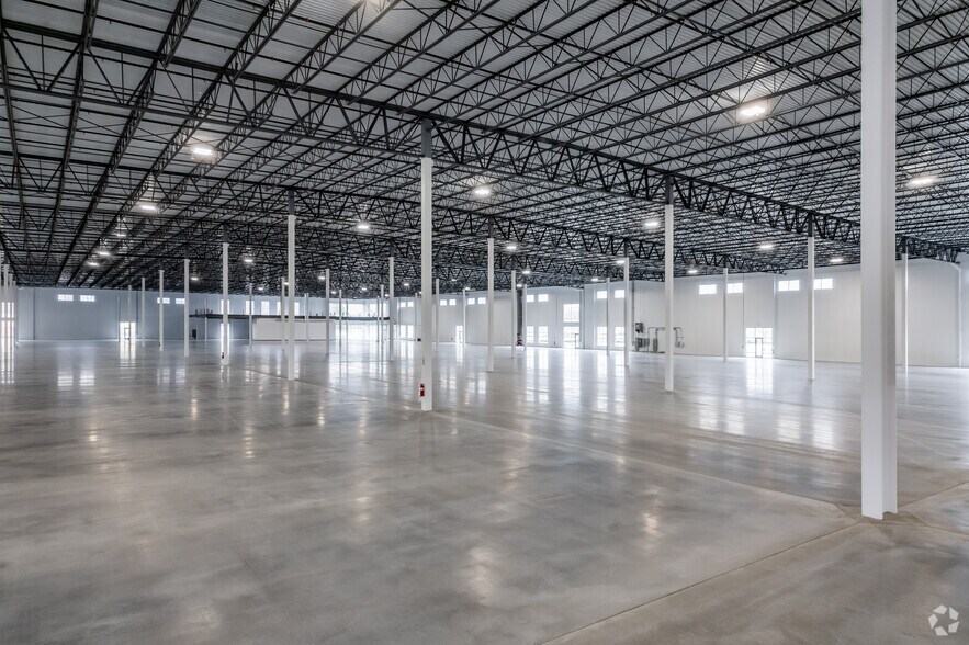 More Photos Of 9141 S 13th St, Oak Creek Warehouse For Lease