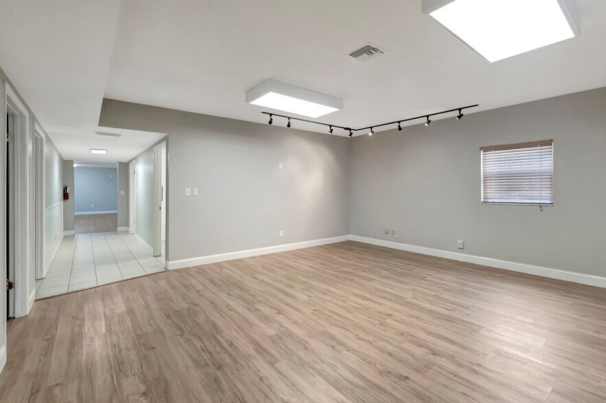 More Photos Of 6948 W Mohawk Ave, Tampa Office For Lease