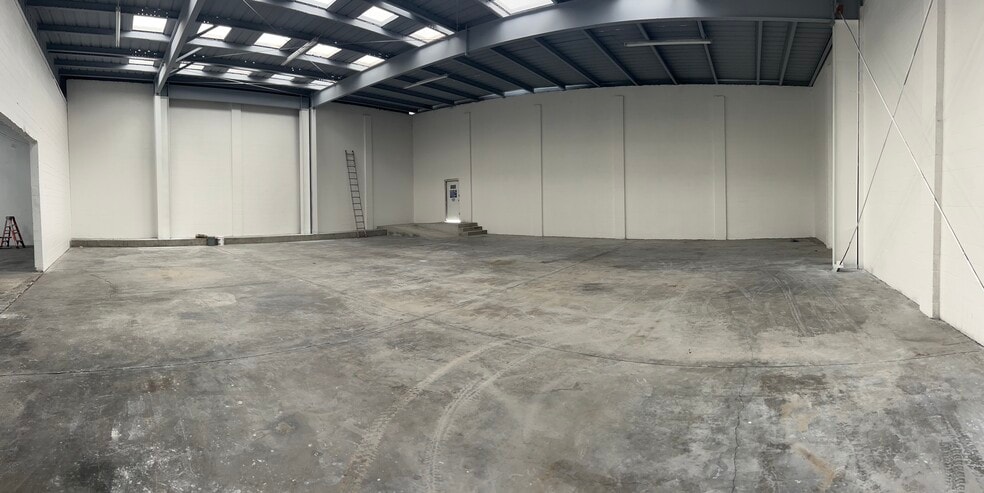 More Photos Of 4504 E Hillsborough Ave, Tampa Showroom For Lease