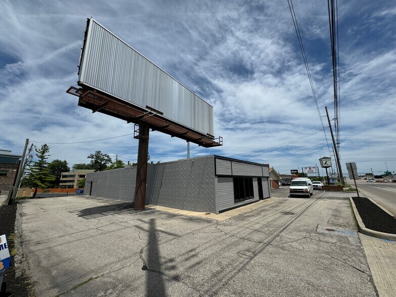 More Photos Of 8208 Allisonville Rd, Indianapolis Medical For Sale