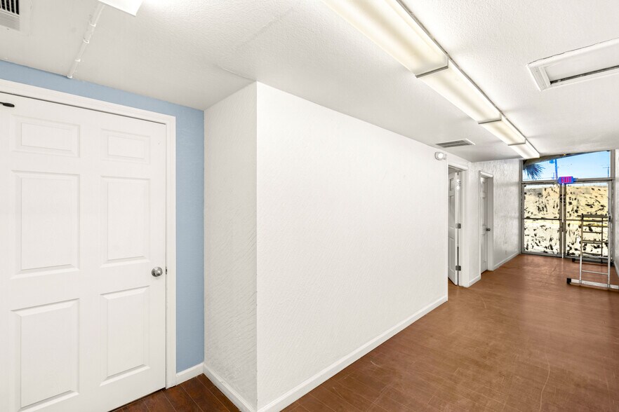 More Photos Of 830 E Sahara Ave, Las Vegas Office For Sale