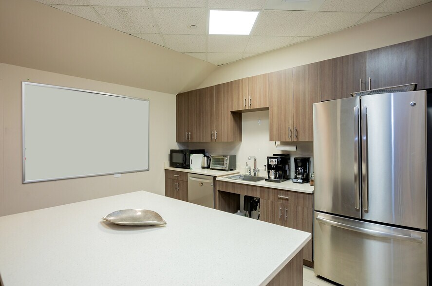 More Photos Of 136 E Thomas Pl, Beaver Creek Hotel For Lease